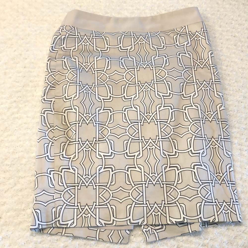 THE LIMITED -tan/white/black patterned pencil skirt. Size 0. Excellent condition